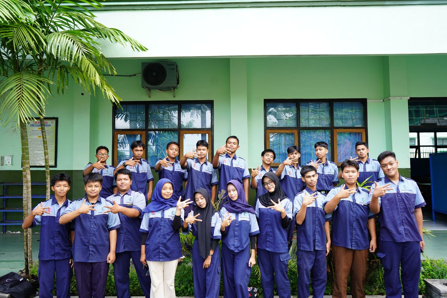 Foto bersama anggota KOMITS tahun 2026 di depan gedung sekolah