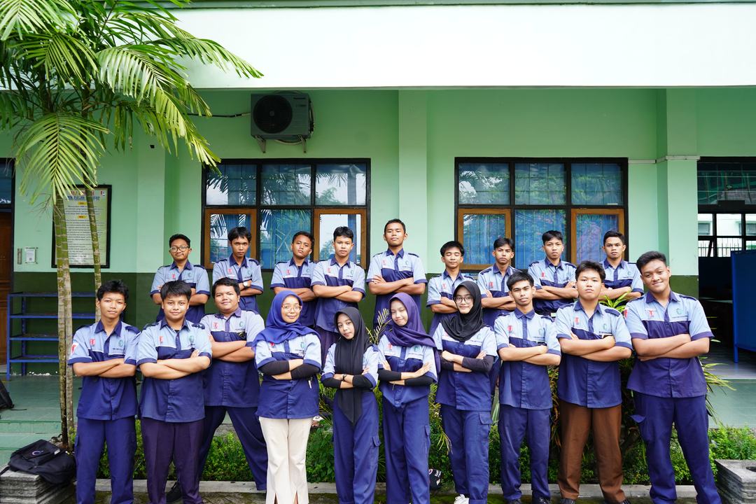 Foto bersama anggota KOMITS tahun 2026 di depan gedung sekolah