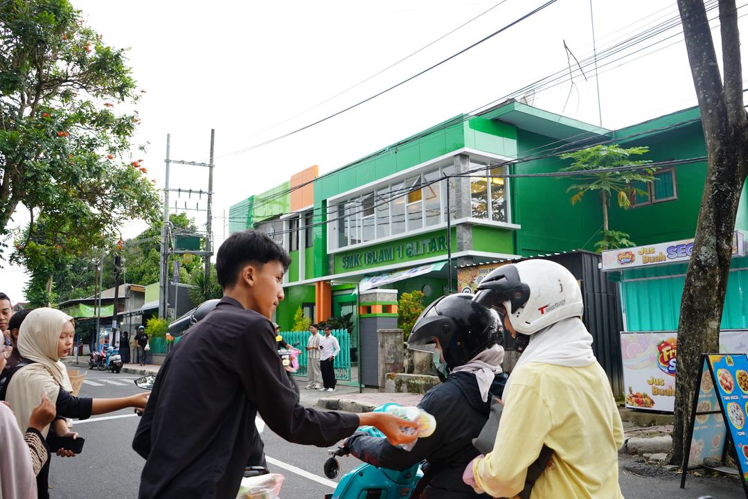 Anggota KOMITS membagikan takjil kepada pengguna jalan