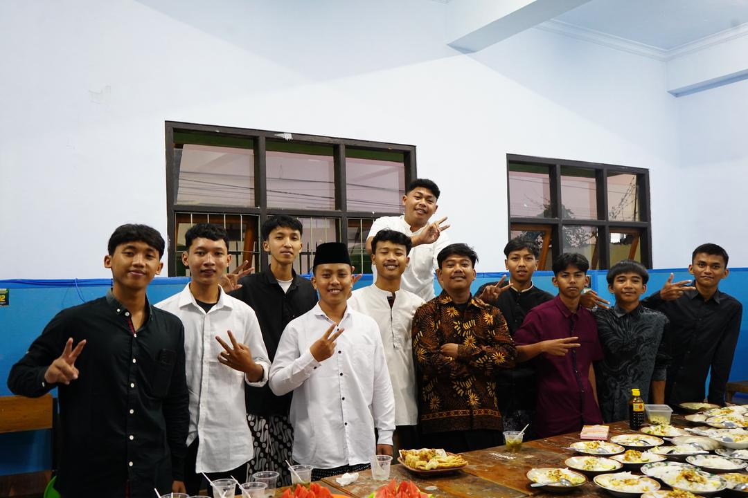 Anggota KOMITS berfoto bersama seusai buka bersama