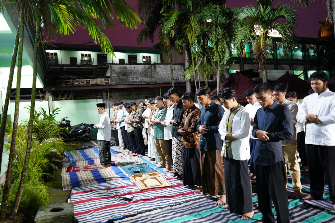 Anggota KOMITS sholat berjamaah pada rangkaian kegiatan Ramadan 2026