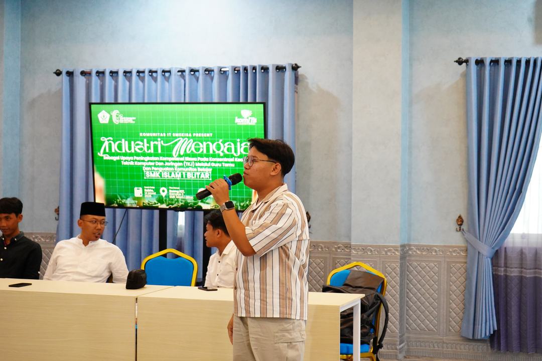 Narasumber menyampaikan materi pada acara Industri Mengajar di aula sekolah