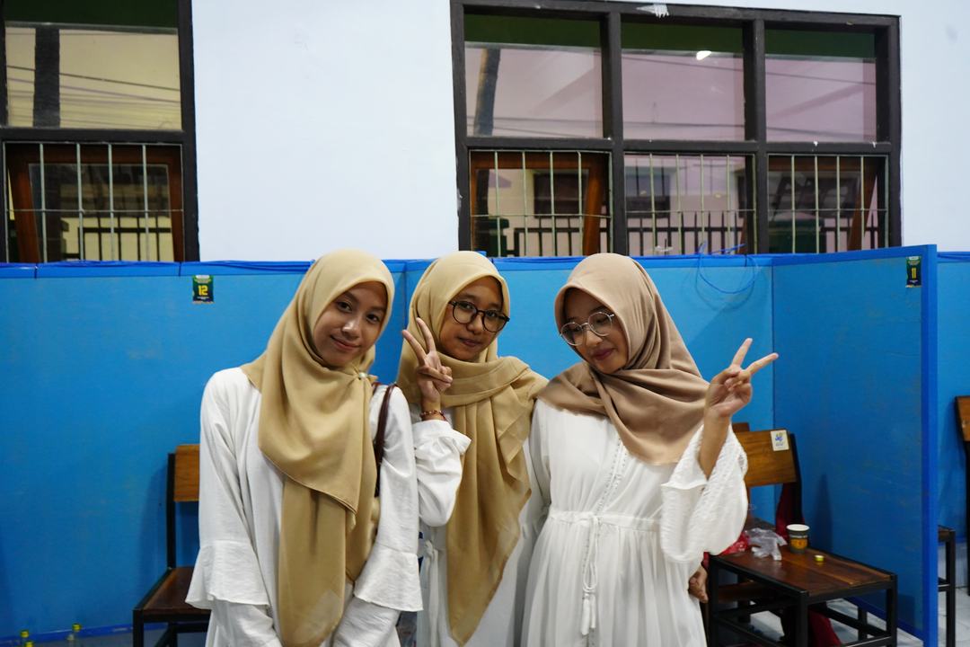 Tiga siswi anggota KOMITS berfoto bersama di sela kegiatan